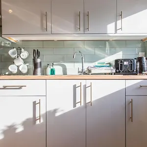 Cozy 2br Retreat | Prime Location Apartment